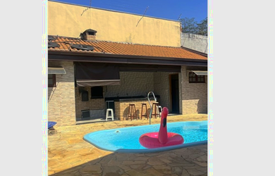 Imagem: A casa possui 3 Dormitórios, 2 Banheiros, 3 Vagas na garagem