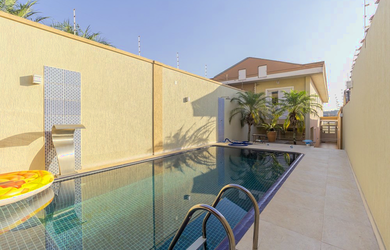 Imagem: A casa possui 4 Dormitórios, 7 Banheiros, 5 Vagas na garagem