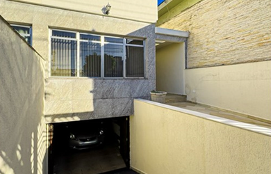 Imagem: A casa possui 3 Dormitórios, 1 Suíte, 4 Banheiros, 4 Vagas