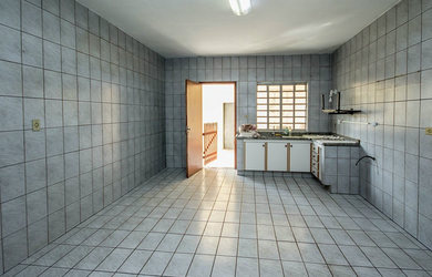 Imagem: A casa possui 5 Dormitórios, 2 Banheiros, 2 Vagas na garagem