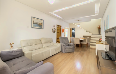 Imagem: A casa possui 5 Dormitórios, 1 Suíte, 4 Banheiros, 2 Vagas