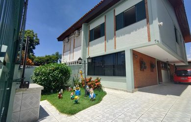 Imagem: A casa possui 4 Dormitórios, 1 Suíte, 3 Banheiros, 4 Vagas