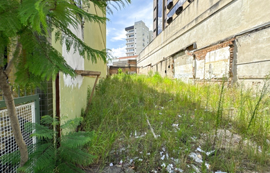 Imagem: O terreno está localizado em São João, Porto Alegre à venda