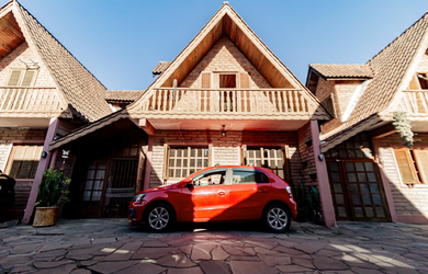 Imagem: A casa possui 3 Dormitórios, 2 Banheiros, 2 Vagas na garagem