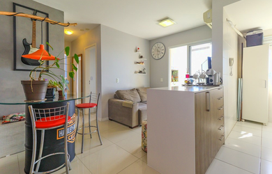 Imagem: O apartamento possui 2 Dormitórios, 1 Suíte, 1 Banheiro, 1