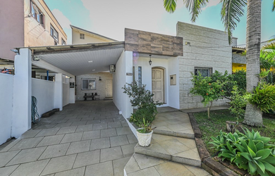 Imagem: A casa possui 4 Dormitórios, 4 Suítes, 4 Banheiros e 2 Vagas