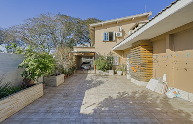 Imagem: A casa possui 3 Dormitórios, 1 Suíte, 3 Banheiros e 2 Vagas