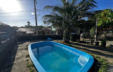 Imagem: A casa possui 3 Dormitórios, 2 Banheiros, 3 Vagas na garagem