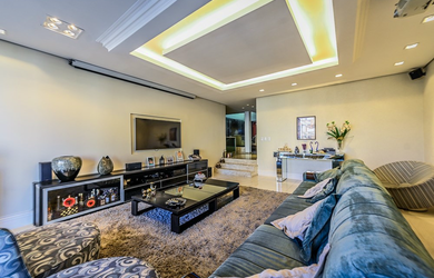 Imagem: A casa possui 5 Dormitórios, 5 Suítes, 10 Banheiros, 4 Vagas