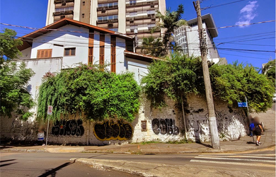 Imagem: A casa possui 4 Dormitórios, 2 Suítes, 4 Banheiros, 8 Vagas