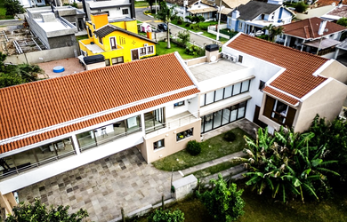 Imagem: A casa em condomínio possui 5 Dormitórios, 4 Suítes, 5 Banheiros