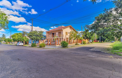 Imagem: A casa possui 6 Dormitórios, 1 Suíte, 6 Banheiros, 4 Vagas