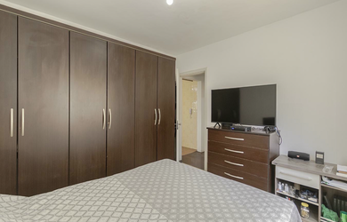 Imagem: O apartamento possui 2 Dormitórios, 1 Banheiro, 1 Vaga na garagem