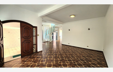 Imagem: A casa possui 4 Dormitórios, 2 Suítes, 4 Banheiros e 2 Vagas