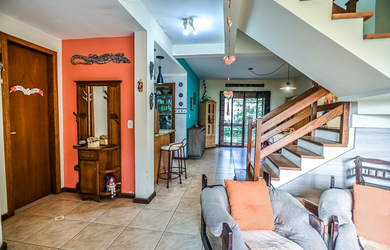 Imagem: A casa possui 2 Dormitórios, 1 Suíte, 2 Banheiros, 2 Vagas