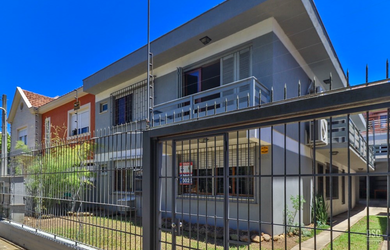 Imagem: A casa possui 7 Dormitórios, 2 Suítes, 6 Banheiros, 5 Vagas