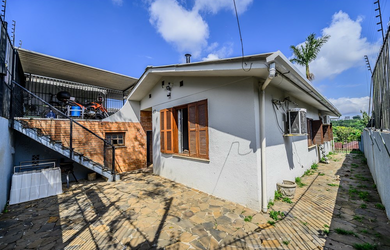 Imagem: A casa possui 3 Dormitórios, 1 Banheiro, 1 Vaga na garagem