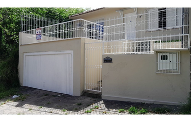 Imagem: A casa possui 3 Dormitórios, 1 Suíte, 2 Banheiros, 2 Vagas