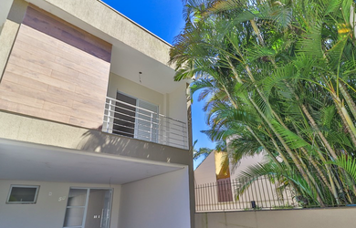 Imagem: A casa possui 3 Dormitórios, 1 Suíte, 3 Banheiros e 2 Vagas