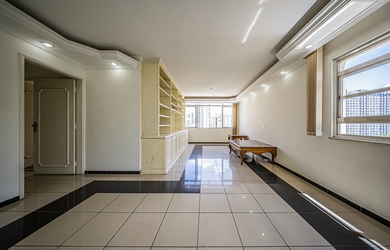 Imagem: O apartamento possui 4 Dormitórios, 1 Suíte, 4 Banheiros