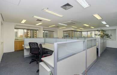 Imagem: A sala comercial possui 15 Banheiros, 10 Vagas na garagem, 497m²