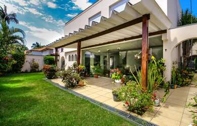 Imagem: A casa possui 4 Dormitórios, 2 Suítes, 5 Banheiros, 6 Vagas