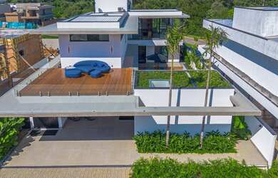 Imagem: A casa em condomínio possui 3 Dormitórios, 3 Suítes, 4 Banheiros