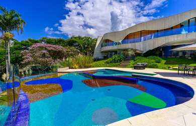 Imagem: A casa em condomínio possui 5 Dormitórios, 5 Suítes, 9 Banheiros