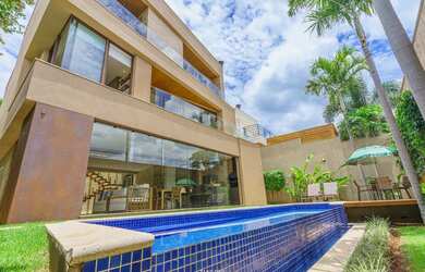 Imagem: A casa em condomínio possui 4 Dormitórios, 4 Suítes, 7 Banheiros