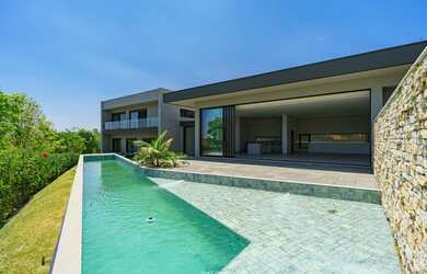 Imagem: A casa em condomínio possui 4 Dormitórios, 4 Suítes, 7 Banheiros