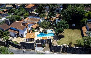 Imagem: A casa possui 6 Dormitórios, 4 Suítes, 8 Banheiros, 5 Vagas