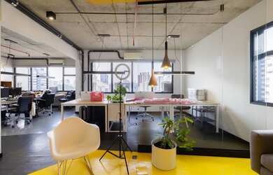 Imagem: A sala comercial possui 2 Banheiros, 5 Vagas na garagem, 175m²