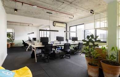 Imagem: A sala comercial possui 2 Banheiros, 2 Vagas na garagem, 65m²