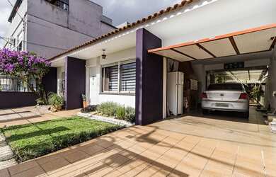 Imagem: A casa possui 3 Dormitórios, 1 Suíte, 4 Banheiros, 3 Vagas