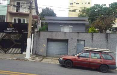 Imagem: A casa possui 3 Dormitórios, 3 Banheiros e 3 Vagas na garagem