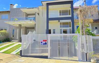 Imagem: A casa possui 3 Dormitórios, 3 Suítes, 4 Banheiros, 2 Vagas