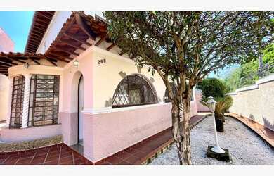 Imagem: A casa possui 3 Dormitórios, 1 Suíte, 4 Banheiros, 5 Vagas