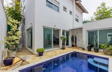 Imagem: A casa possui 6 Dormitórios, 6 Suítes, 9 Banheiros, 6 Vagas