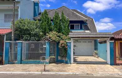 Imagem: A casa possui 4 Dormitórios, 1 Suíte, 3 Banheiros, 2 Vagas