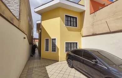 Imagem: A casa possui 3 Dormitórios, 1 Suíte, 3 Banheiros, 2 Vagas