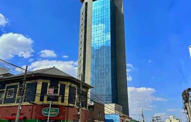 Imagem: A sala comercial possui 4 Banheiros, 3 Vagas na garagem, 117m²