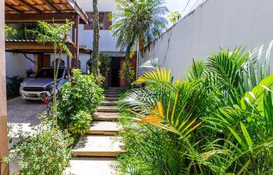 Imagem: A casa possui 3 Dormitórios, 2 Suítes, 4 Banheiros, 2 Vagas