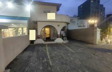 Imagem: A casa possui 6 Dormitórios, 2 Suítes, 6 Banheiros, 9 Vagas