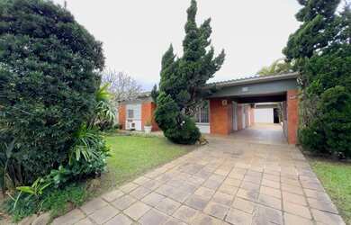 Imagem: A casa possui 3 Dormitórios, 2 Suítes, 4 Banheiros, 4 Vagas