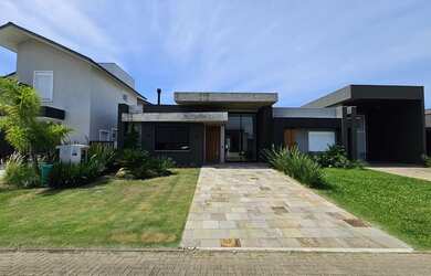 Imagem: A casa em condomínio possui 4 Dormitórios, 4 Suítes, 5 Banheiros