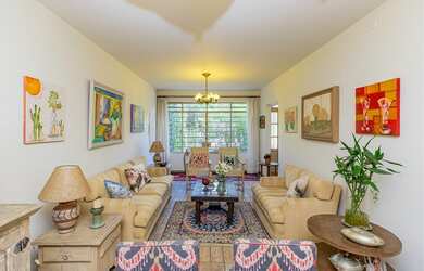 Imagem: A casa possui 3 Dormitórios, 3 Banheiros, 2 Vagas na garagem