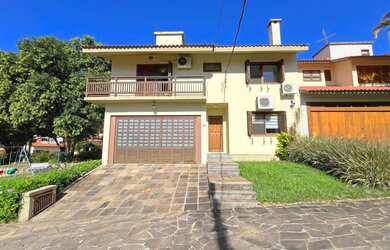 Imagem: A casa possui 3 Dormitórios, 1 Suíte, 2 Banheiros, 2 Vagas