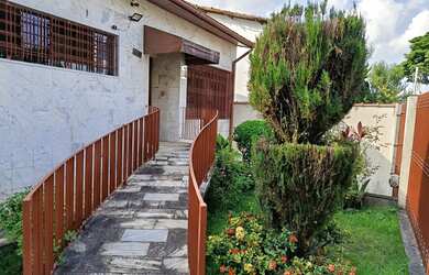 Imagem: A casa possui 5 Dormitórios, 1 Suíte, 3 Banheiros, 5 Vagas