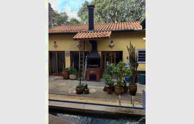 Imagem: A casa possui 3 Dormitórios, 2 Suítes, 5 Banheiros e 4 Vagas