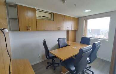 Imagem: A sala comercial possui 2 Banheiros, 1 Vaga na garagem, 31m²